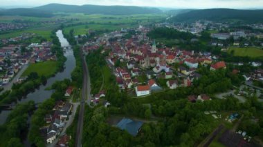 Almanya 'daki eski bir şehir merkezinin havadan görünüşü, güneşli bir bahar gününde Bavyera
