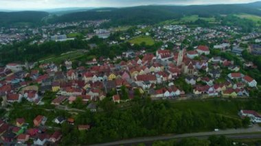 Almanya 'daki eski bir şehir merkezinin havadan görünüşü, güneşli bir bahar gününde Bavyera