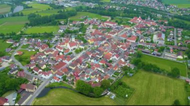 Almanya 'daki eski bir şehir merkezinin havadan görünüşü, güneşli bir bahar gününde Bavyera