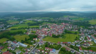 Almanya 'daki eski bir şehir merkezinin havadan görünüşü, güneşli bir bahar gününde Bavyera