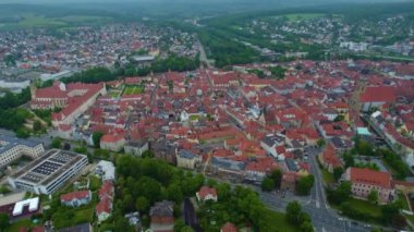 Almanya 'daki eski bir şehir merkezinin havadan görünüşü, güneşli bir bahar gününde Bavyera