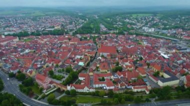 Almanya 'daki eski bir şehir merkezinin havadan görünüşü, güneşli bir bahar gününde Bavyera