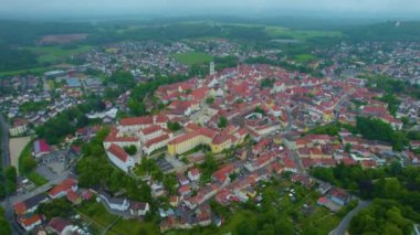 Almanya 'daki eski bir şehir merkezinin havadan görünüşü, güneşli bir bahar gününde Bavyera