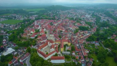 Almanya 'daki eski bir şehir merkezinin havadan görünüşü, güneşli bir bahar gününde Bavyera
