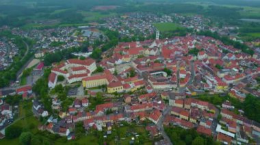 Almanya 'daki eski bir şehir merkezinin havadan görünüşü, güneşli bir bahar gününde Bavyera