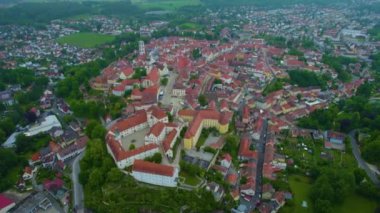 Almanya 'daki eski bir şehir merkezinin havadan görünüşü, güneşli bir bahar gününde Bavyera