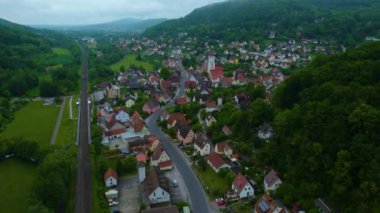 Almanya 'daki eski bir şehir merkezinin havadan görünüşü, güneşli bir bahar gününde Bavyera