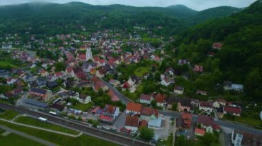 Almanya 'daki eski bir şehir merkezinin havadan görünüşü, güneşli bir bahar gününde Bavyera