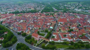Almanya 'daki eski bir şehir merkezinin havadan görünüşü, güneşli bir bahar gününde Bavyera