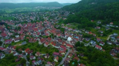 Almanya 'daki eski bir şehir merkezinin havadan görünüşü, güneşli bir bahar gününde Bavyera