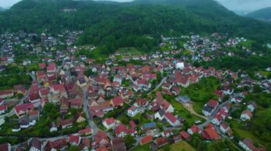 Almanya 'daki eski bir şehir merkezinin havadan görünüşü, güneşli bir bahar gününde Bavyera