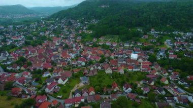 Almanya 'daki eski bir şehir merkezinin havadan görünüşü, güneşli bir bahar gününde Bavyera