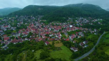 Almanya 'daki eski bir şehir merkezinin havadan görünüşü, güneşli bir bahar gününde Bavyera