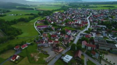 Almanya 'daki eski bir şehir merkezinin havadan görünüşü, güneşli bir bahar gününde Bavyera