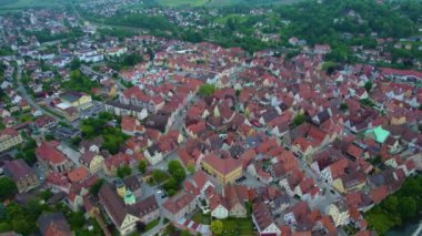 Almanya 'daki eski bir şehir merkezinin havadan görünüşü, güneşli bir bahar gününde Bavyera
