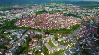 Almanya 'daki eski bir şehir merkezinin havadan görünüşü, güneşli bir bahar gününde Bavyera