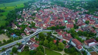 Almanya 'daki eski bir şehir merkezinin havadan görünüşü, güneşli bir bahar gününde Bavyera