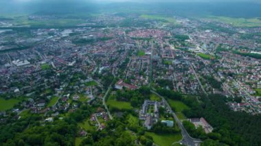 Almanya 'daki eski bir şehir merkezinin havadan görünüşü, güneşli bir bahar gününde Bavyera