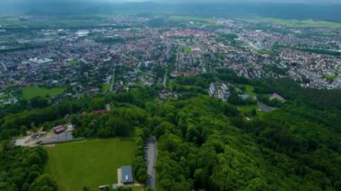 Almanya 'daki eski bir şehir merkezinin havadan görünüşü, güneşli bir bahar gününde Bavyera