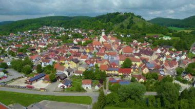 Almanya 'daki eski bir şehir merkezinin havadan görünüşü, güneşli bir bahar gününde Bavyera