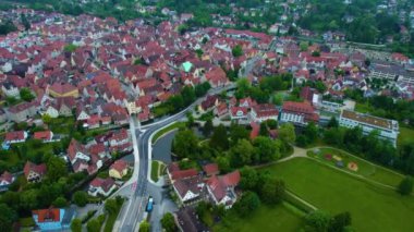 Almanya 'daki eski bir şehir merkezinin havadan görünüşü, güneşli bir bahar gününde Bavyera