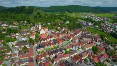 Almanya 'daki eski bir şehir merkezinin havadan görünüşü, güneşli bir bahar gününde Bavyera