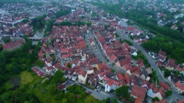 Almanya 'daki eski bir şehir merkezinin havadan görünüşü, güneşli bir bahar gününde Bavyera