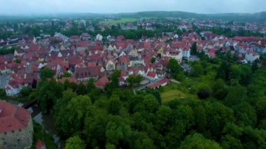 Almanya 'daki eski bir şehir merkezinin havadan görünüşü, güneşli bir bahar gününde Bavyera