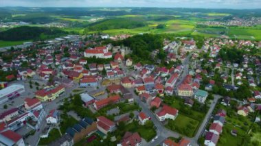 Almanya 'daki eski bir şehir merkezinin havadan görünüşü, güneşli bir bahar gününde Bavyera
