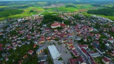 Almanya 'daki eski bir şehir merkezinin havadan görünüşü, güneşli bir bahar gününde Bavyera