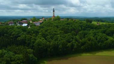 Almanya 'daki eski bir şehir merkezinin havadan görünüşü, güneşli bir bahar gününde Bavyera