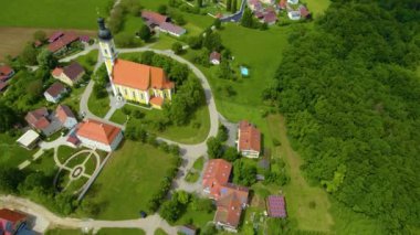 Almanya 'daki eski bir şehir merkezinin havadan görünüşü, güneşli bir bahar gününde Bavyera