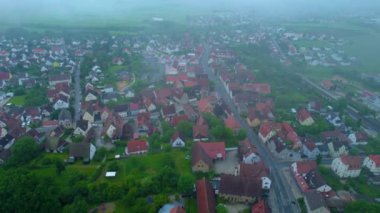 Almanya 'daki eski bir şehir merkezinin havadan görünüşü, güneşli bir bahar gününde Bavyera