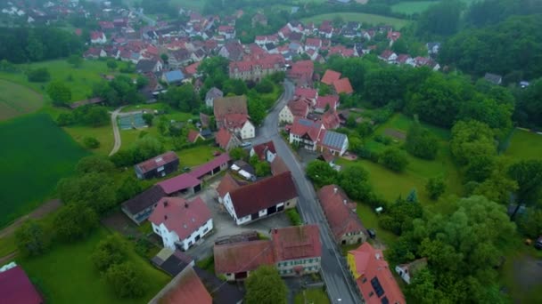 日当たりの良い春の日にドイツ バイエルン州の旧市街中心部の空中ビュー — ストック動画