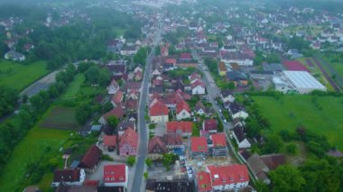 Almanya 'daki eski bir şehir merkezinin havadan görünüşü, güneşli bir bahar gününde Bavyera