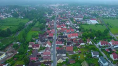 Almanya 'daki eski bir şehir merkezinin havadan görünüşü, güneşli bir bahar gününde Bavyera