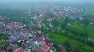 Almanya 'daki eski bir şehir merkezinin havadan görünüşü, güneşli bir bahar gününde Bavyera