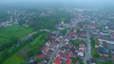 Almanya 'daki eski bir şehir merkezinin havadan görünüşü, güneşli bir bahar gününde Bavyera