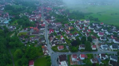 Almanya 'daki eski bir şehir merkezinin havadan görünüşü, güneşli bir bahar gününde Bavyera