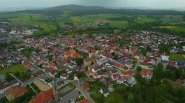 Almanya 'daki eski bir şehir merkezinin havadan görünüşü, güneşli bir bahar gününde Bavyera