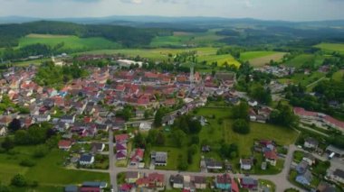Almanya 'daki eski bir şehir merkezinin havadan görünüşü, güneşli bir bahar gününde Bavyera
