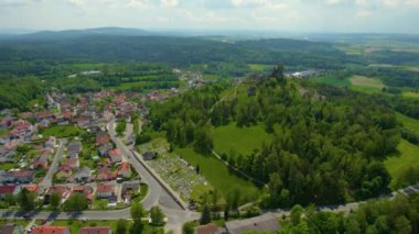Almanya 'daki eski bir şehir merkezinin havadan görünüşü, güneşli bir bahar gününde Bavyera