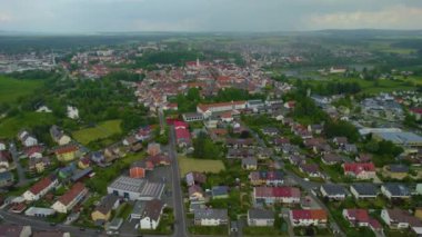 Almanya 'daki eski bir şehir merkezinin havadan görünüşü, güneşli bir bahar gününde Bavyera