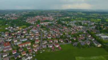 Almanya 'daki eski bir şehir merkezinin havadan görünüşü, güneşli bir bahar gününde Bavyera