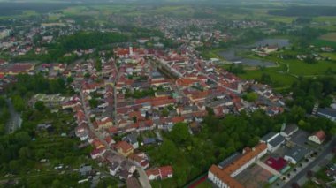 Almanya 'daki eski bir şehir merkezinin havadan görünüşü, güneşli bir bahar gününde Bavyera