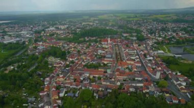 Almanya 'daki eski bir şehir merkezinin havadan görünüşü, güneşli bir bahar gününde Bavyera