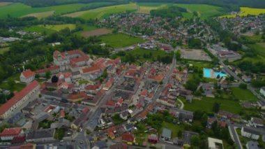 Almanya 'daki eski bir şehir merkezinin havadan görünüşü, güneşli bir bahar gününde Bavyera