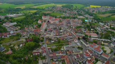 Almanya 'daki eski bir şehir merkezinin havadan görünüşü, güneşli bir bahar gününde Bavyera