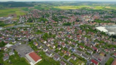 Almanya 'daki eski bir şehir merkezinin havadan görünüşü, güneşli bir bahar gününde Bavyera
