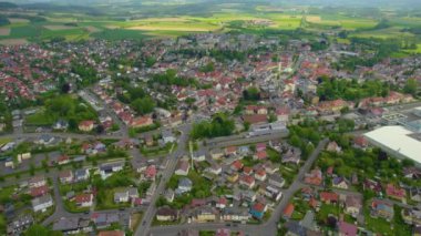 Almanya 'daki eski bir şehir merkezinin havadan görünüşü, güneşli bir bahar gününde Bavyera